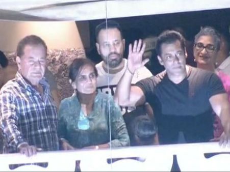 जेल से घर पहुंचते ही परिवार के साथ बालकनी पर आए सलमान, फैंस का किया शुक्रिया