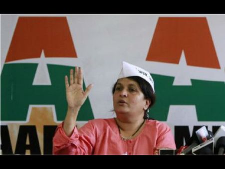 अश्लील फोन कॉल से परेशान हुई अंजली दमानिया, ट्रेन के टॉयलेट में लिखा मिला फोन नंबर