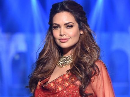 एक्ट्रेस ईशा गुप्ता ने उत्तर प्रदेश के दो गांव लिए गोद, सुधारेंगी स्कूलों की हालत