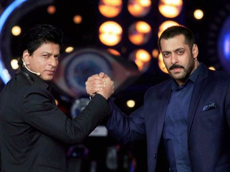 Viral Video में शाहरुख ने बोला, 'स्टार होने का नुकसान झेल रहे हैं सलमान'