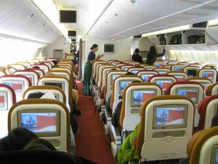 विमान के भीतर ही महिला के बगल में बैठे रूसी यात्री ने पैंट की जिप खोली और करने लगा हस्तमैथुन