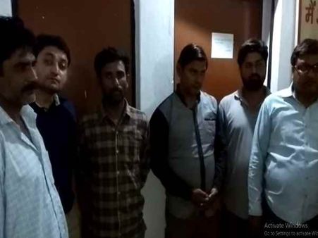 अलीगढ़: सपा नेत्री के घर पर आईपीएल में लग रहा था सटटा, 7 गिरफ्तार