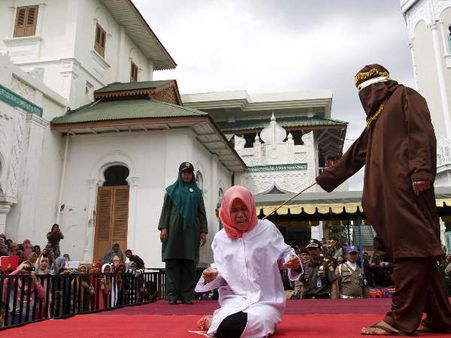 इंडोनेशिया: कपल्स ने शादी से पहले छुआ तो मिली सरेआम कोड़े की सजा