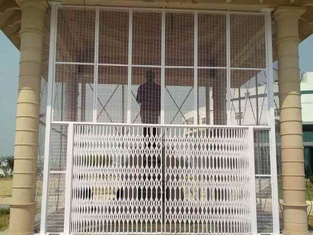 लखनऊ: उपद्रवियों से बचाने के लिए तालों में बंद की गई अंबेडकर की मूर्तियां