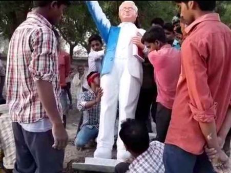बलिया में असामाजिक तत्वों ने अंबेडकर प्रतिमा को पहुंचाया नुकसान