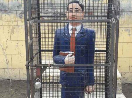 बदायूं: अंबेडकर की प्रतिमा को बचाने के लिए किया ताले में कैद