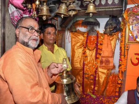 सपा छोड़कर भाजपा में आए बुक्कल नवाब ने हनुमान जी को चढ़ाया 20 किला का घंटा