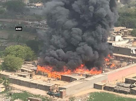 गाजियाबाद के इंदिरापुरम में लगी भीषण आग, मचा हड़कंप
