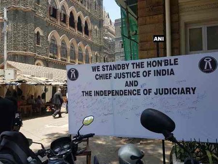 मुंबई: सीजेआई दीपक मिश्रा के समर्थन में वकीलों का हस्ताक्षर अभियान