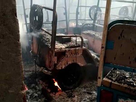 लखनऊ: शॉर्ट सर्किट से लगी भीषण आग में कई ई रिक्शा खाक, अवैध रूप से किया जा रहा था चार्ज