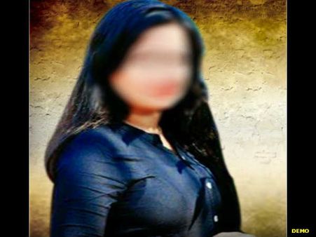 मामा बगल में बैठाकर जबरदस्ती दिखाते थे ब्लू फिल्म, बेटी ने रोकर बताई मां की गंदी करतूत