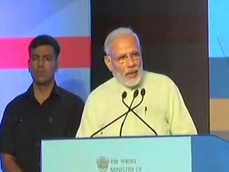 Defence Expo 2018 में पीएम मोदी बोले- सशस्त्र बलों को लैस करने के लिए सभी आवश्यक उपाय करने के लिए तैयार