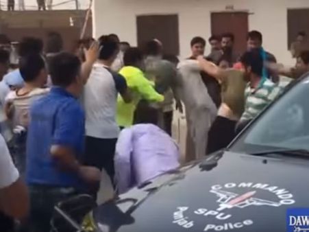 Video: अपने ही देश में चीन के इंजीनियरों से पिटते रहे पाकिस्‍तान पुलिस के जवान और लोग देखते रहे तमाशा 