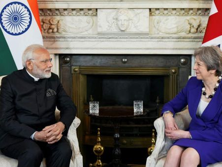 लंदन में 10 डाउनिंग स्‍ट्रीट पर पीएम मोदी और थेरेसा मे की मीटिंग के बीच डक्‍युला मोमेंट!