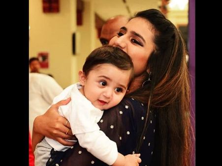 छोटे बच्चे के साथ प्रिया प्रकाश की तस्वीर, हुए ऐसे-ऐसे सवाल