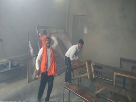 छात्रा के साथ होटल में पकड़ा गया था टीचर, हिंदू कार्यकर्ताओं ने कोचिंग में की तोड़फोड़