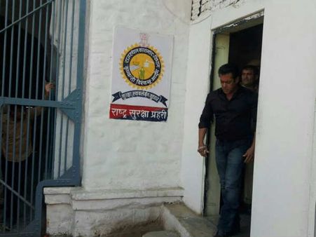 सलमान खान का नया नाम- कैदी नंबर 106, डेढ़ बैरक उनका नया पता