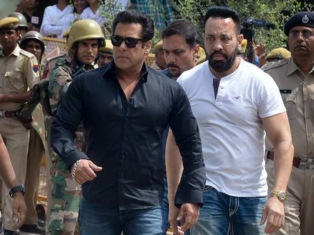 Blackbuck case: जमानत याचिका पर सुनवाई कल, सलमान से मिलने जेल पहुंची बहनें