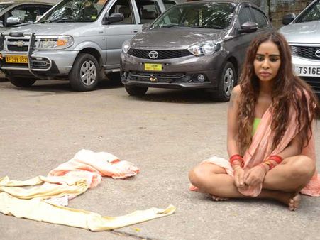 सबके सामने कपड़े उतारने वाली अभिनेत्री के खिलाफ टॉलिवुड ने लिया यह फैसला