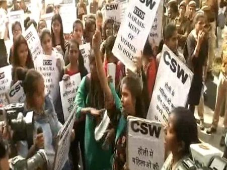 छात्रा ने लगाया था वीर्य वाले गु्ब्बारे फेंकने का आरोप, फॉरेंसिक जांच में सब फुस्स