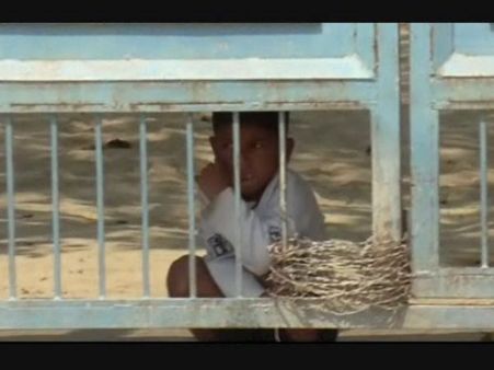 मां-बाप की मौत के बाद फीस देने में हुई देरी, प्रिंसिपल ने मासूम के पैरों में डाल दीं जंजीरें