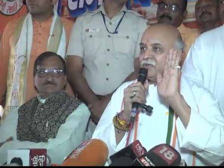 प्रवीण तोगड़िया बोले राम मंदिर पर मोदी सरकार ने की वादाखिलाफी, भाजपा मेयर ने किया समर्थन!