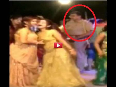 VIDEO: रंगीन मिजाज सिपाही ने बार बालाओं पर की नोटो की बारिश