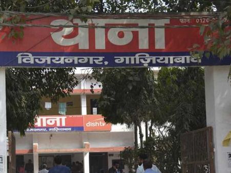 कुर्सी पर बैठने को लेकर यूपी पुलिस के दारोगाओं में गुत्थमगुत्था, फरियादी घबराकर थाने से भागे