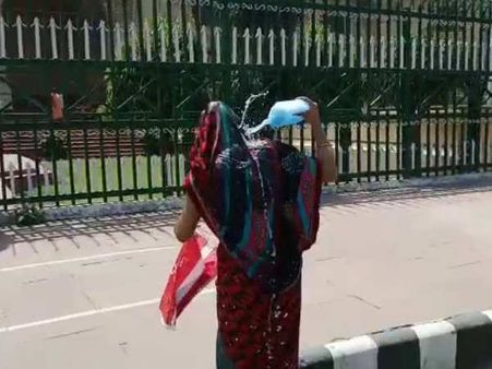 यूपी विधान भवन के आगे सरस्वती शिशु मंदिर की पूर्व वाइस प्रिंसिपल करने चली आत्मदाह, देखिए वीडियो