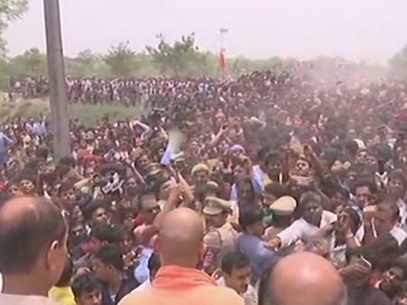 कुशीनगर हादसा: गुस्साए परिजनों ने किया सीएम योगी आदित्यनाथ का विरोध, नहीं पहुंच सके घटनास्थल पर