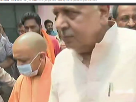 कुशीनगर में स्कूल वैन की ट्रेन से टक्कर, 13 बच्चों की मौत, सीएम योगी घायलों से मिलने अस्पताल पहुंचे