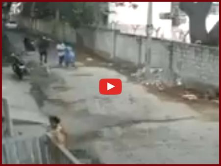 चेन छीनने में नाकाम रहने पर बाइक सवार दो बदमाशों ने महिला से की छेड़छाड़, देखिए VIDEO