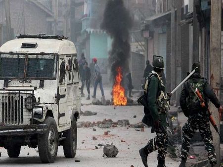 VIRAL VIDEO: जम्मू कश्मीर में पत्थरबाज को वाहन ने कुचला, सेना पर हत्या का आरोप, CRPF ने बताया निराधार