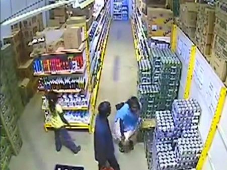 दिल्ली की शातिर चोरनियां, स्कर्ट में छुपा रखा था 12 बॉडी स्प्रे और 13 शैंपू, दुकानदार ने पकड़ा तो...