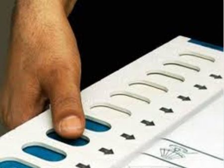 कर्नाटक चुनाव: EVM में गड़बड़ी के बाद पहले धारवाड़ विधानसभा क्षेत्र में रिजल्ट रोका, फिर EC ने BJP के शेट्टार को दी जीत
