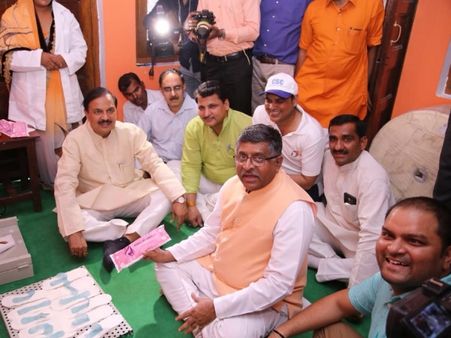 एक तस्वीर ट्वीट कर घिरे केंद्रीय मंत्री रविशंकर प्रसाद, लोगों ने पूछे सवाल