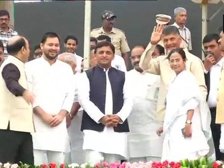 कुमारस्वामी के शपथ ग्रहण में कुछ यूं आपस में मिले विपक्ष के नेता, तस्वीरें