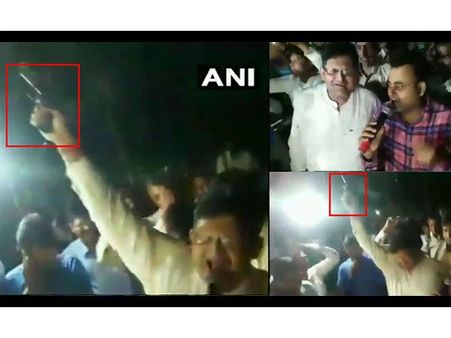 VIDEO: जब डीएम ने गाया 'ये दोस्ती हम नहीं तोड़ेंगे' तो एसपी ने जमकर की फायरिंग