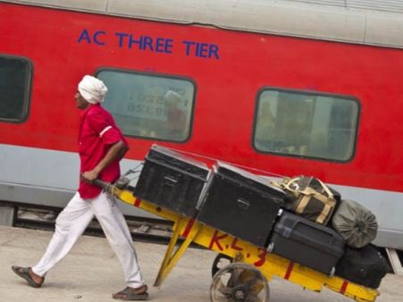 रेलवे स्टेशन पर फ्री वाईफाई से कुली ने की पढ़ाई, पास की लोक सेवा आयोग की परीक्षा