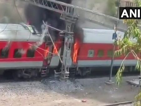 ग्‍वालियर में आंधप्रदेश सुपरफास्‍ट एक्‍सप्रेस में लगी भीषण आग, दिल्‍ली से विशाखापट्टनम जा रही थी ट्रेन