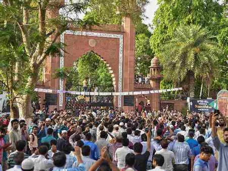 अलीगढ़: अब PWD गेस्ट हाउस से एएमयू के संस्थापक सर सैयद अहमद खां की तस्वीर 'गायब'