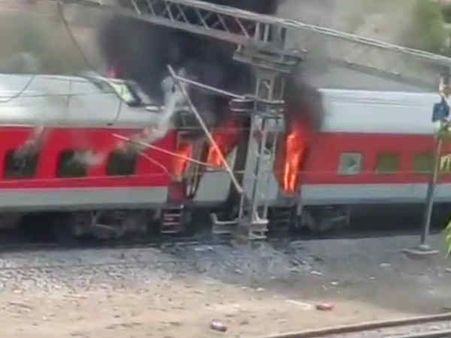 आंध्र प्रदेश AC एक्‍सप्रेस आग हादसा: ट्रेनिंग से लौट रहे 37 डिप्टी कलेक्टर बाल-बाल बचे