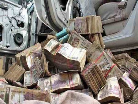 मुंबई: जारी है कालाबाजारी, 5 स्टार होटल से 4.93 करोड़ के पुराने नोट बरामद