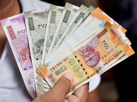 नोटों पर गांधी की जगह लगे सावरकर की तस्वीर, मोदी सरकार से हिंदू महासभा ने की मांग