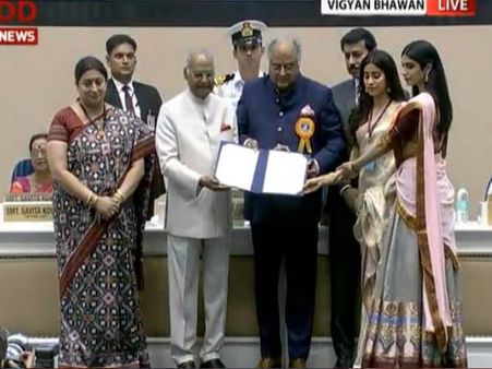 National film Awards: दोनों बेटियों के साथ श्रीदेवी का अवार्ड लेने पहुंचे बोनी कपूर