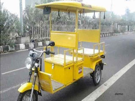 ई-रिक्शे को चार्जिंग पर लगाकर सीट पर सोया युवक, सुबह मिली लाश