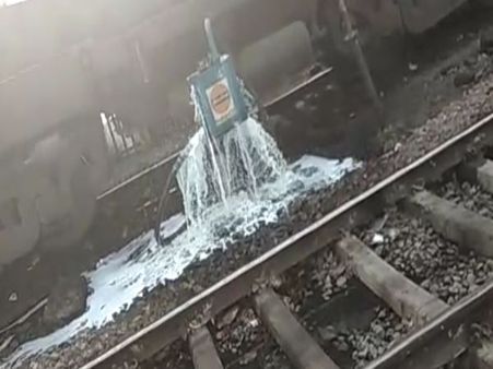 VIDEO: रेलवे की लापरवाही से खुला रह गया फ्यूल टैंक, मिनटों में बह गया हजारों लीटर डीजल