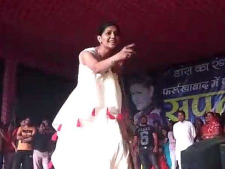 फर्रूखाबाद: सपना चौधरी के कार्यक्रम में भीड़ हुई बेकाबू, फोटो सेशन करती रही पुलिस