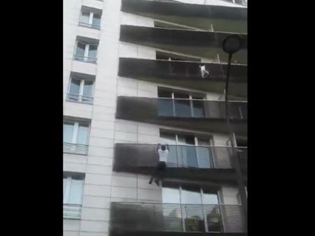 Video: फ्रांस में 'स्‍पाइडरमैन,' राष्‍ट्रपति मैंक्रों देंगे इस स्‍पाइडरमैन को नौकरी और फ्रेंच सिटीजनशिप