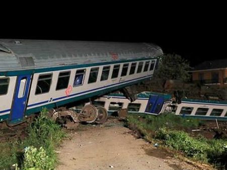 इटली में ट्रक से टकराकर पटरी से उतरी ट्रेन, 2 की मौत, 18 घायल